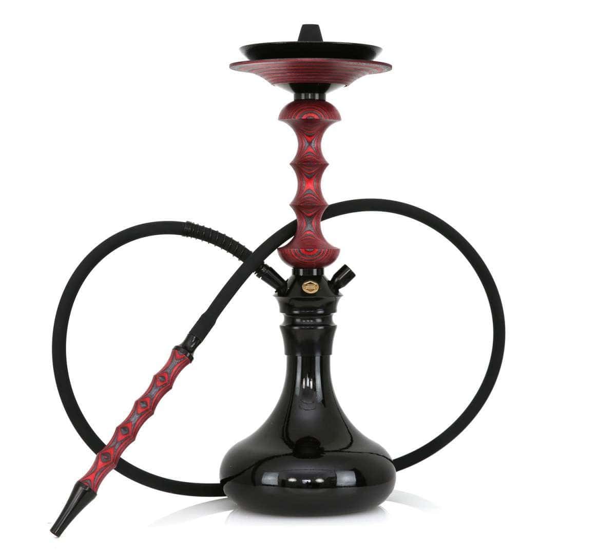 Japona Hookah Shuriken Mini Red-Black cachimba rusa con acabado rojo y negro exclusivo, verdadera obra maestra con mástil de madera tostada con formas enlazadas y partes en acero inoxidable, plato con parte de acero y madera y base de cristal soplado a mano con encaje a presión en The Good Shisha