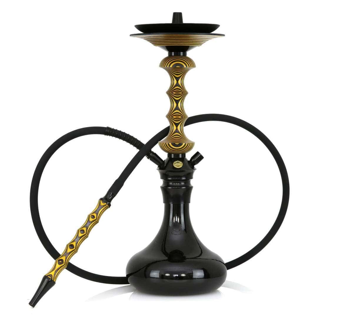 Japona Hookah Shuriken Mini Yellow Black cachimba rusa con acabado amarillo y negro exclusivo, verdadera obra maestra con mástil de madera tostada con formas enlazadas y partes en acero inoxidable, plato con parte de acero y madera y base de cristal soplado a mano con encaje a presión en The Good Shisha