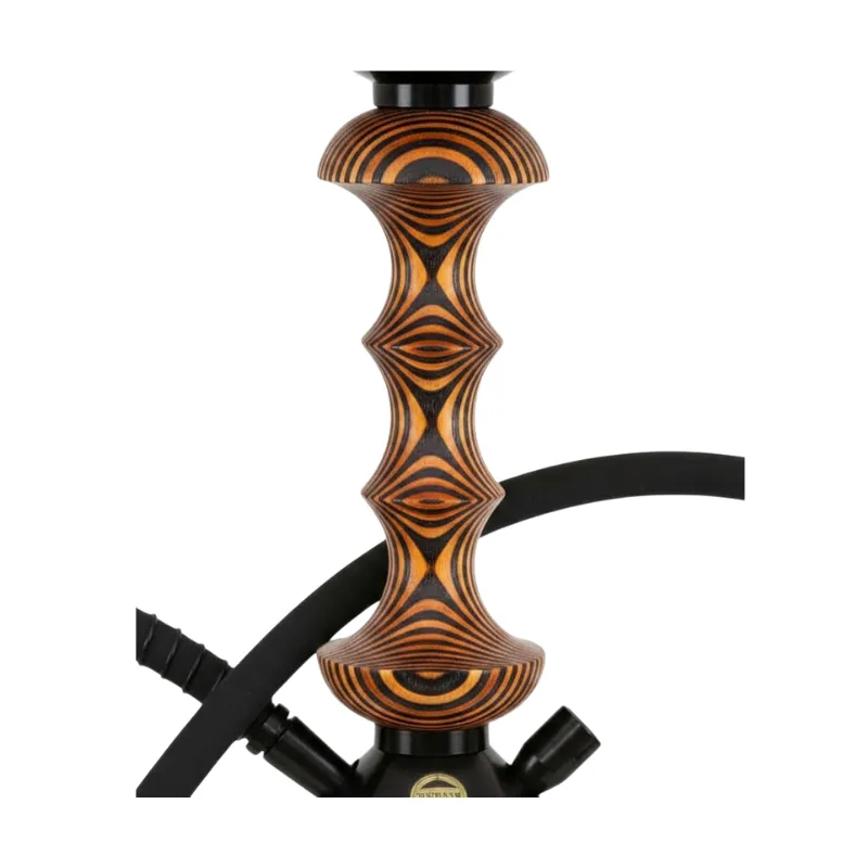 Japona Hookah Shuriken Mini Orange-Black cachimba rusa con acabado naranja y negro exclusivo, verdadera obra maestra con mástil de madera tostada con formas enlazadas y partes en acero inoxidable, plato con parte de acero y madera y base de cristal soplado a mano con encaje a presión en The Good Shisha