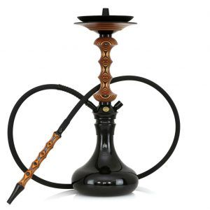 Japona Hookah Shuriken Mini Orange-Black cachimba rusa con acabado naranja y negro exclusivo, verdadera obra maestra con mástil de madera tostada con formas enlazadas y partes en acero inoxidable, plato con parte de acero y madera y base de cristal soplado a mano con encaje a presión en The Good Shisha
