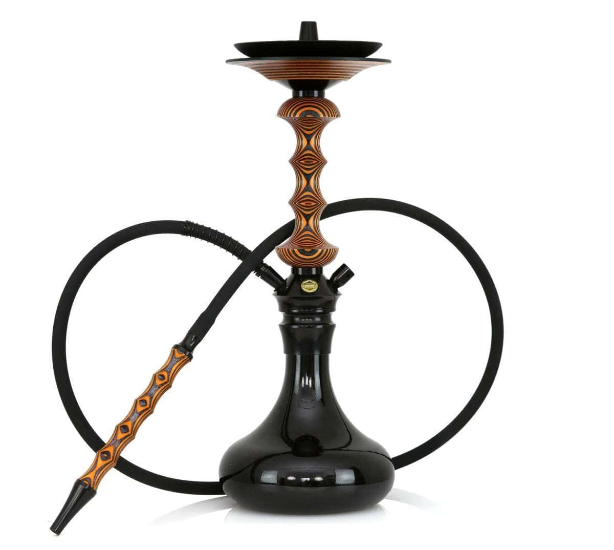 Japona Hookah Shuriken Mini Orange-Black cachimba rusa con acabado naranja y negro exclusivo, verdadera obra maestra con mástil de madera tostada con formas enlazadas y partes en acero inoxidable, plato con parte de acero y madera y base de cristal soplado a mano con encaje a presión en The Good Shisha