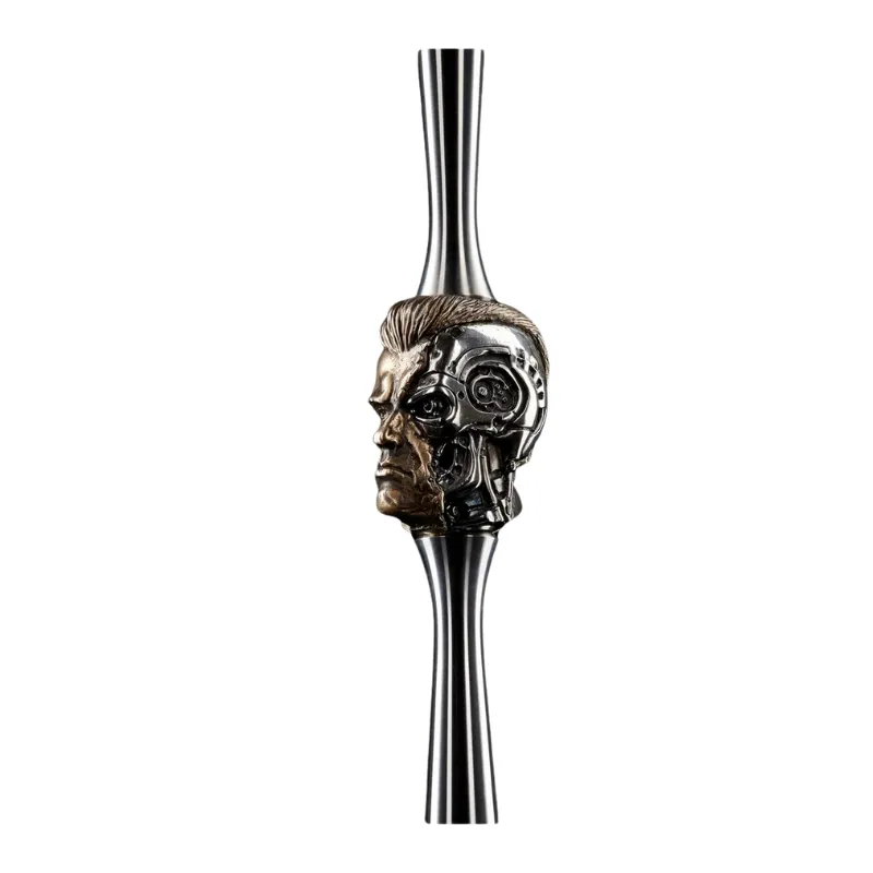 Cachimba Maklaud Bebacker rusa exclusiva fabricada en acero inoxidable y latón con pieza central que encarna a Terminator con dos caras la humana y la robot, cámara tradicional, difusor fijo silenciador y base transparente conectada a presión con goma anti-fugas en The Good Shisha