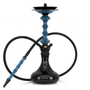 Japona Hookah Shuriken Mini Blue-Black cachimba rusa con acabado azul y negro exclusivo, verdadera obra maestra con mástil de madera tostada con formas enlazadas y partes en acero inoxidable, plato con parte de acero y madera y base de cristal soplado a mano con encaje a presión en The Good Shisha
