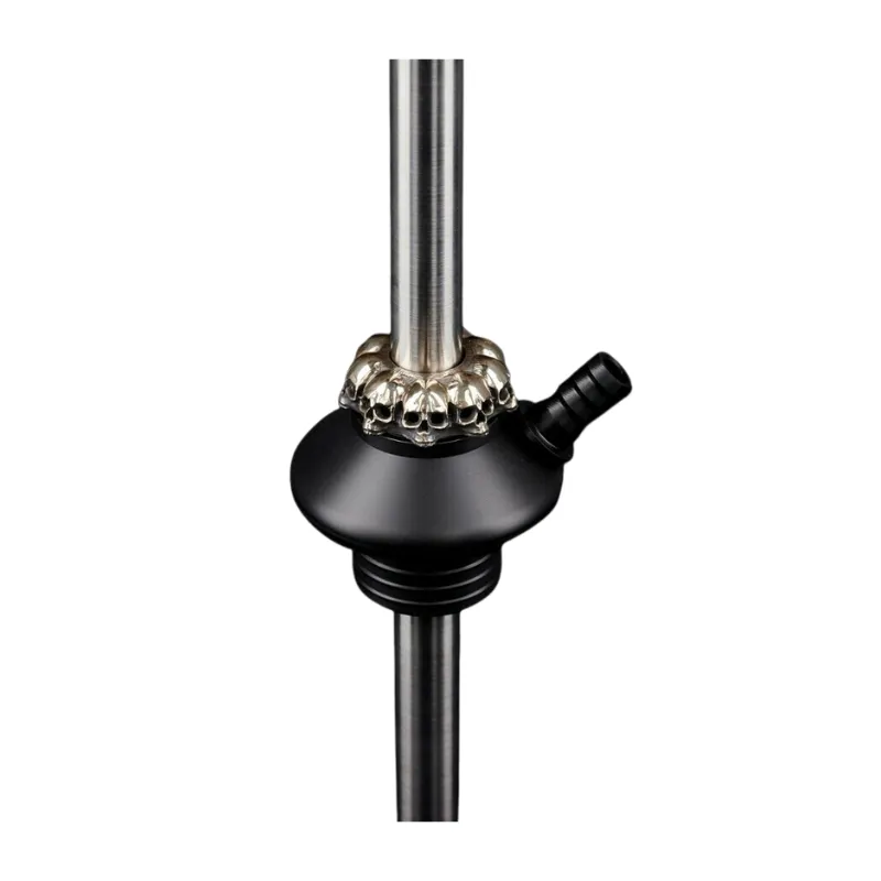 Cachimba Maklaud Igla of Anubis rusa elegancia y minimalismo con calaveras talladas a mano sobre la cámara por donde sale el humo, fabricada con materiales de primera calidad y anilla de calaveras extraíble del mástil en The Good Shisha