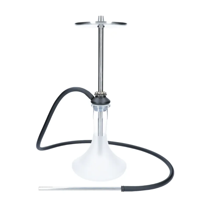 Cachimba Maklaud Igla of Anubis rusa elegancia y minimalismo con calaveras talladas a mano sobre la cámara por donde sale el humo, fabricada con materiales de primera calidad y anilla de calaveras extraíble del mástil en The Good Shisha
