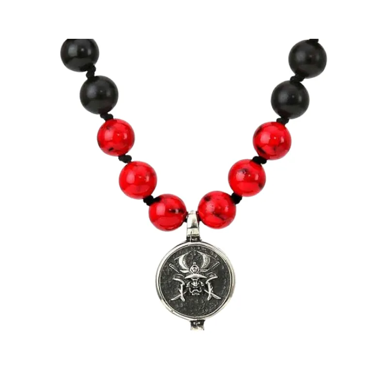 La boquilla Japona Samurai Beads Red es la nueva boquilla de la prestigiosa marca rusa Japona Hookah. Estas boquillas están fabricadas con los mejores materiales del mercado. Para ella, han utilizado resina natural para hacer la parte de la boquilla y ornamentos para hacer el colgante. Los ornamentos son vestiduras que utilizan los sacerdotes en las funciones litúrgicas. En la parte inferior de la resina, encontraremos un anillo tallado a mano. Es la pieza más cara de la boquilla. Podremos encontrar diferentes formas y figuras enfocadas en la mitología griega, china y egipcia. La boquilla Japona Samurai Beads Red encaja en todo tipo de mangueras, ya que la parte que conecta, es de silicona y de adapta fácilmente. El packaging es una caja de madera elaborada artesanalmente con el logo de la marca. Podríamos decir que es una auténtica obra maestra de la marca JAPONA HOOKAH. Descárgate nuestra APP TGS en Playstore o App store y sé el primero en enterarte de todas las novedades. Acumula puntos, canjea sellos y obtén regalos. Así de fácil , así de rápido. Además , teniendo la aplicación, el día de tu cumpleaños obtendrás un 15 % de descuento en nuestras tiendas. ¿A qué esperas? Estás a tan solo un click. COLLAR
