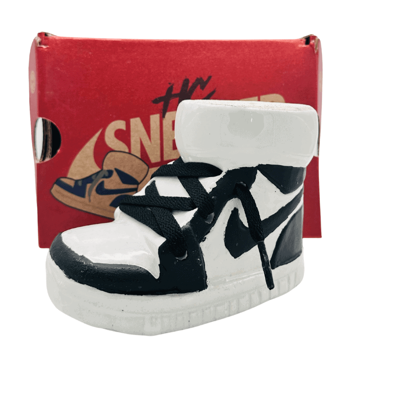 Cazoleta HC Sneakers de barro blanco con chamota pintada a mano con cordones reales