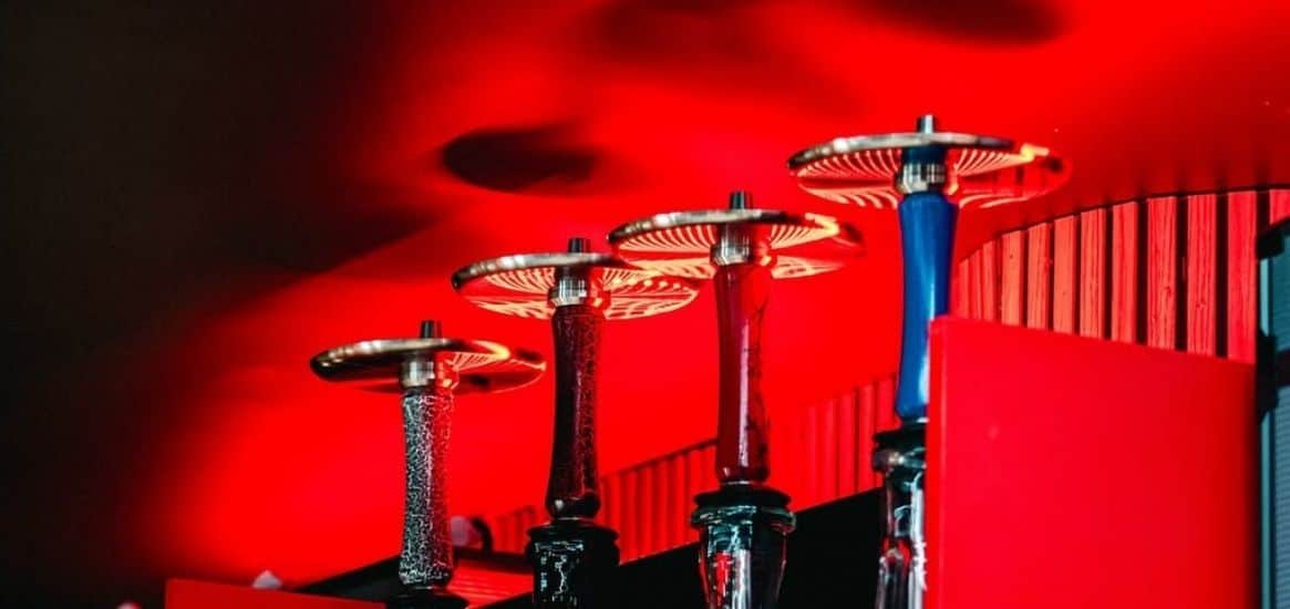 Esta publicación profundiza en la mixología shisha, enseñando cómo fusionar tabacos aromáticos con diversas bebidas para una fumada gourmet.