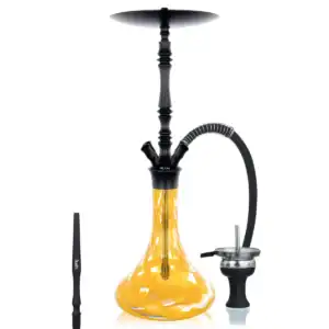 Imagen de la cachimba Aladin Alux M4 de aluminio, con sus accesorios incluidos, lista para usar en una reunión social.