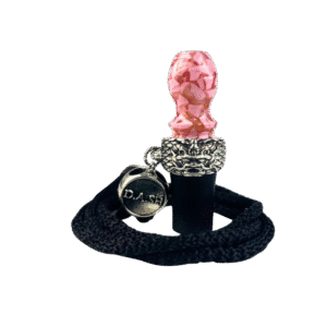 Imagen de la boquilla Resin Dragon de The Good Shisha, fabricada en resina con un anillo de acero que forma un dragón, ideal para higiene y estilo.