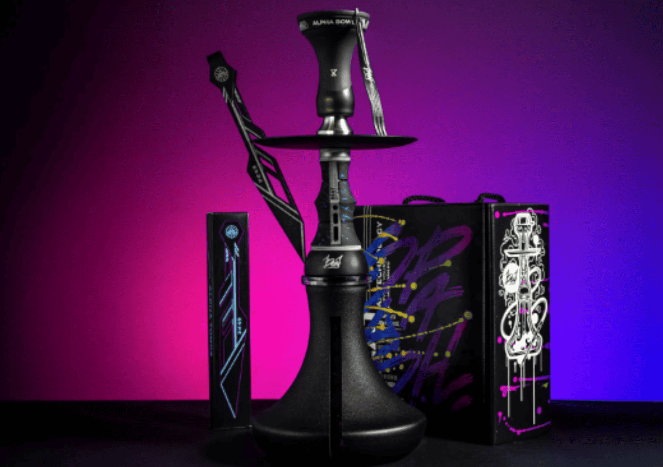 Cachimba moderna Alpha Hookah con diseño negro mate y detalles geométricos, fondo degradado en tonos morado y fucsia.