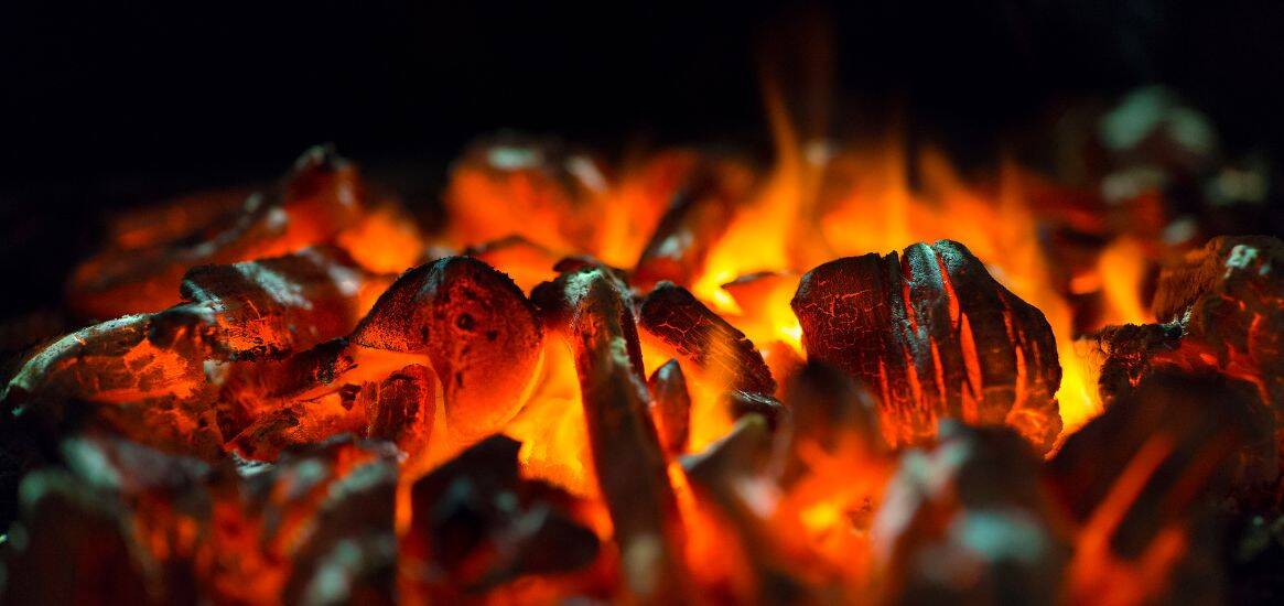 imagen del fuego aridiendo de los carbones necesarios para fumar una shisha con rico tabaco