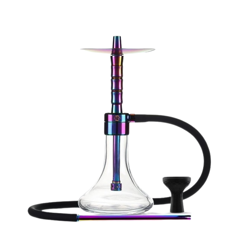 Cachimba MS Magma Origin Mashisha compacta de aproximadamente 36 cm fabricada en aluminio ligero con sistema de purga vertical que expulsa el humo hacia arriba atravesando el plato, base de cristal con cierre tipo Click, difusor desmontable, manguera de silicona, boquilla metálica, cazoleta de silicona compatible Kaloud y pinzas en The Good Shisha