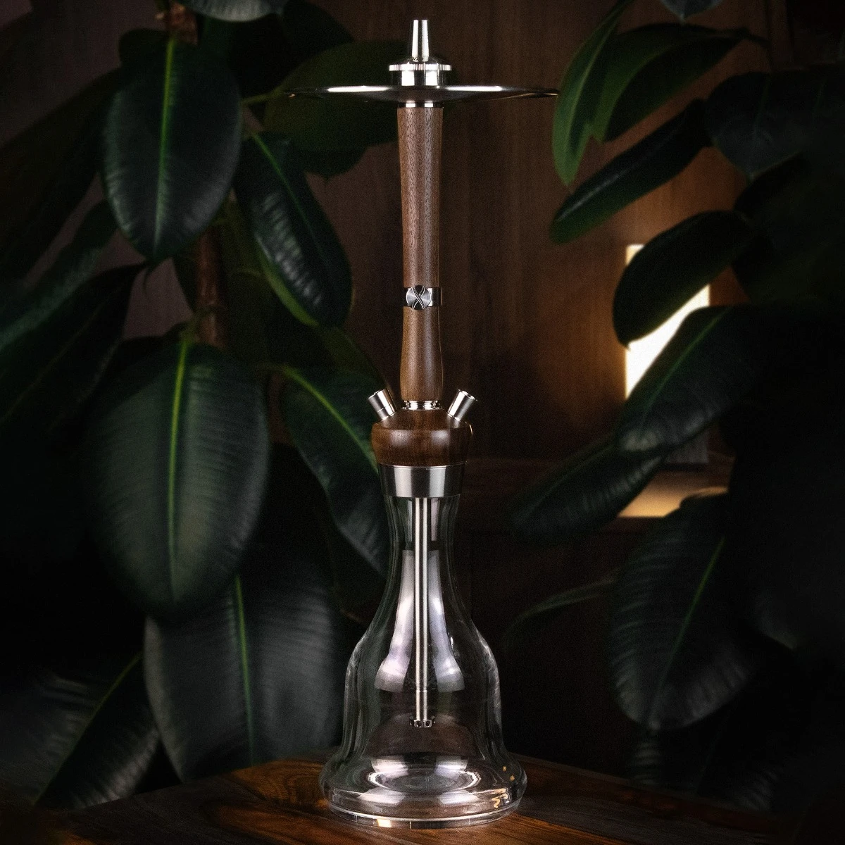Cachimba Hoob Enzo Wood rusa premium fabricada en madera maciza de alta calidad Wenge o nogal americano, con diseño inspirado en la silueta de un cigarro, tiro tradicional cerrado y acabado cálido y sofisticado en The Good Shisha