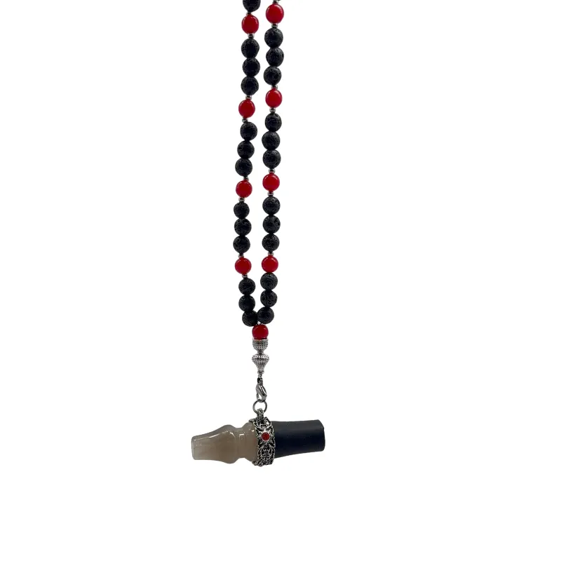 Boquilla personal TGS Velaris Red Black colgada del rosario rojo y negro mostrando su uso como accesorio