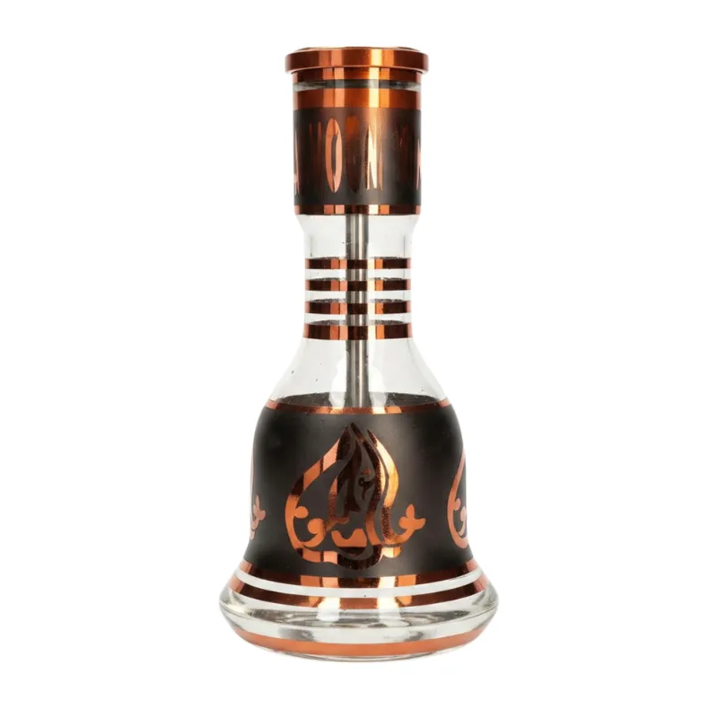 Khalil Mamoon Quadmetal Heart Of Lion cachimba egipcia tradicional de 82 cm con mástil de cuatro metales con reflejos cobrizos y dorados grabado a mano y base de cristal teñido ámbar y negro en The Good Shisha