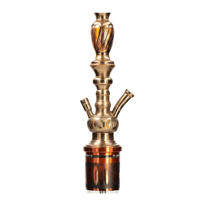 Khalil Mamoon Quadmetal Heart Of Lion cachimba egipcia tradicional de 82 cm con mástil de cuatro metales con reflejos cobrizos y dorados grabado a mano y base de cristal teñido ámbar y negro en The Good Shisha