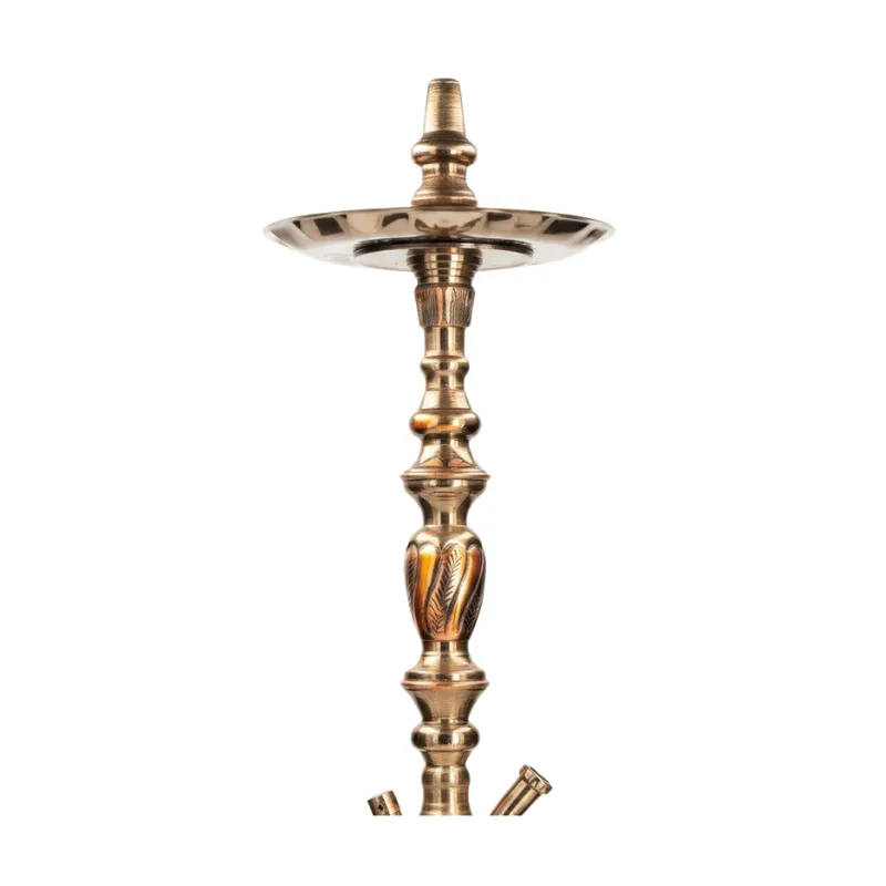Khalil Mamoon Quadmetal Heart Of Lion cachimba egipcia tradicional de 82 cm con mástil de cuatro metales con reflejos cobrizos y dorados grabado a mano y base de cristal teñido ámbar y negro en The Good Shisha