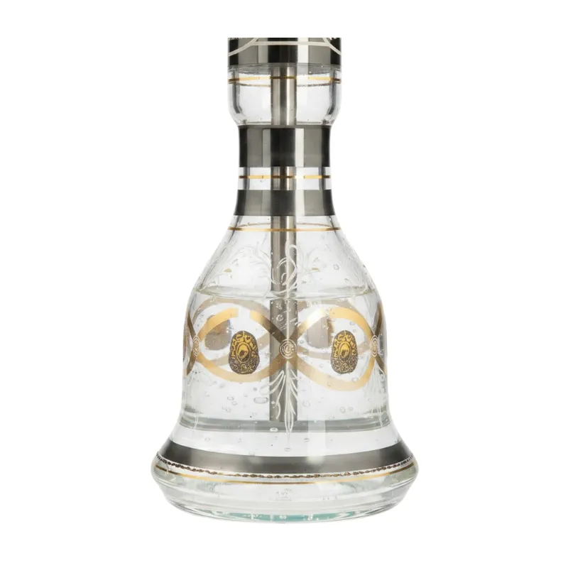 Cachimba Khalil Mamoon Quadmetal egipcia tradicional de 95 cm con mástil de cuatro metales con reflejos plateados, cobrizos y dorados grabado a mano y base de cristal con motivos faraónicos en The Good Shisha