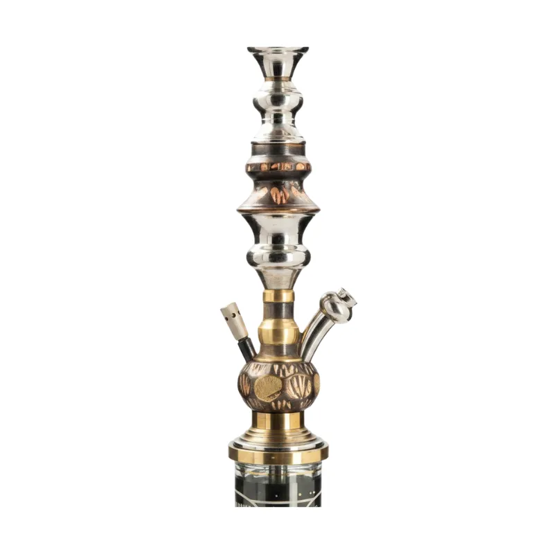 Cachimba Khalil Mamoon Quadmetal egipcia tradicional de 95 cm con mástil de cuatro metales con reflejos plateados, cobrizos y dorados grabado a mano y base de cristal con motivos faraónicos en The Good Shisha