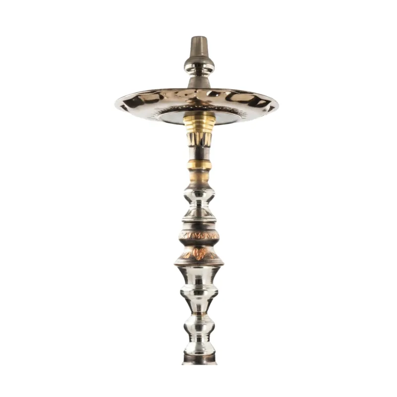 Cachimba Khalil Mamoon Quadmetal egipcia tradicional de 95 cm con mástil de cuatro metales con reflejos plateados, cobrizos y dorados grabado a mano y base de cristal con motivos faraónicos en The Good Shisha