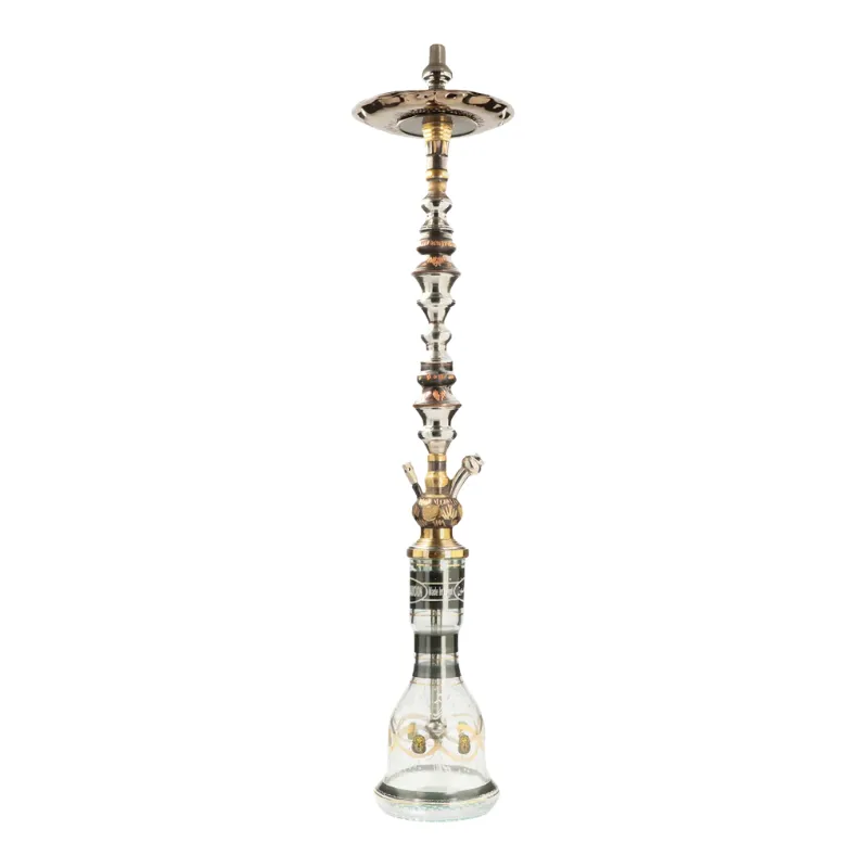 Cachimba Khalil Mamoon Quadmetal egipcia tradicional de 95 cm con mástil de cuatro metales con reflejos plateados, cobrizos y dorados grabado a mano y base de cristal con motivos faraónicos en The Good Shisha