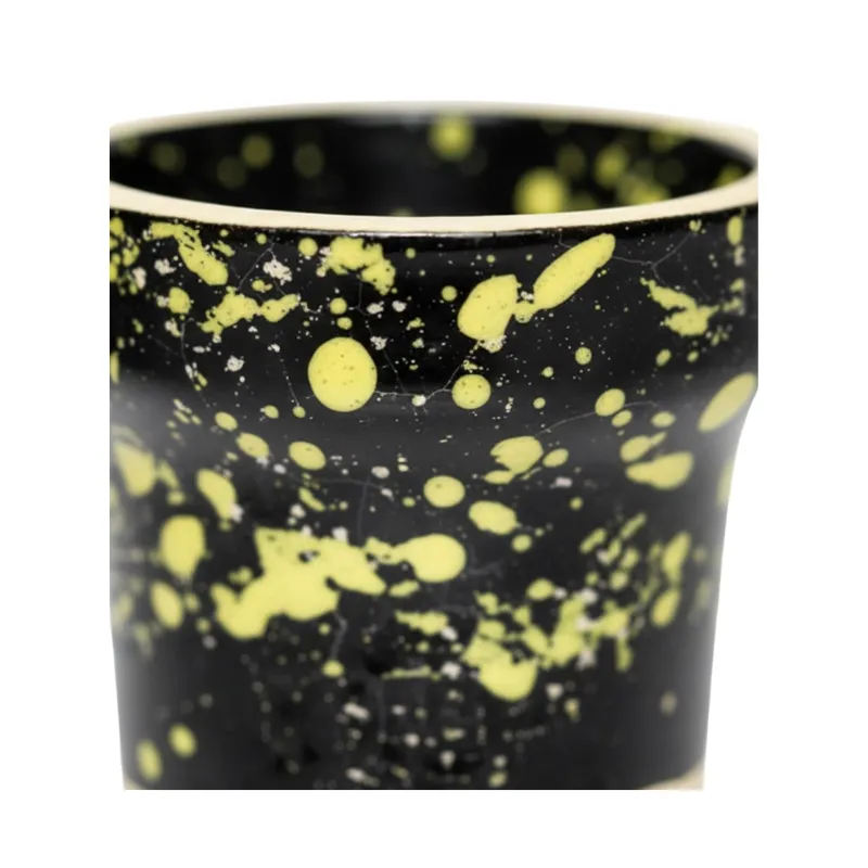 Cazoleta Elemento Fuego 2.0 Black Yellow fabricada en barro blanco poroso con esmalte de doble capa color negro y motas amarillas, azules y rojas, tipo tradicional con 7 agujeros y carga 15-17 gr en The Good Shisha